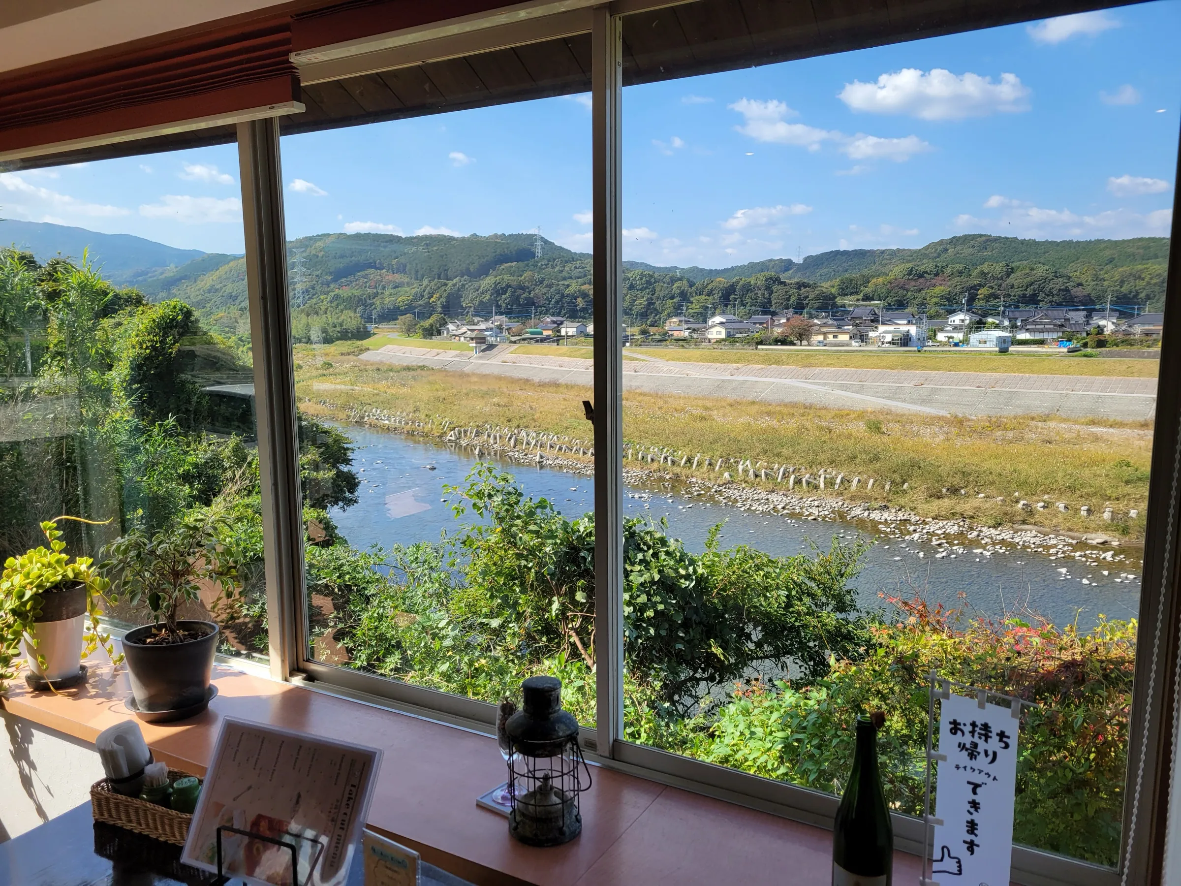 大自然に囲まれた
笑顔あふれる食事空間